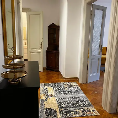 Emily In Appartement